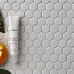 This Antioxidant Gel contains powerful vitamin C, moisturisers, and botanical extracts to hydrate and replenish skin’s vitality.